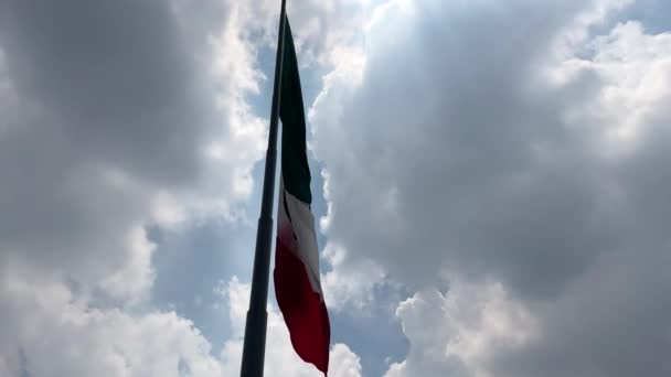 墨西哥国旗慢镜头在墨西哥城中旗杆上的Zocalo挥动 — 图库视频影像