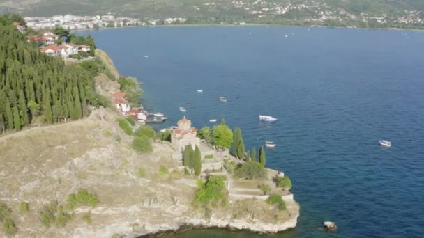 Drone Voando Céu Para Água Mostrando Beleza Igreja São João — Vídeo de Stock