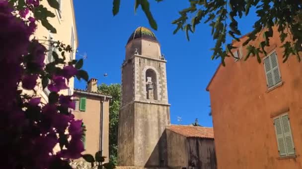 サントロペの地中海建築 フランス 教会ベルタワーと建物の上のカラフルな花ファサード — ストック動画