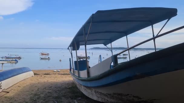 インドネシアのバリ島 サヌールビーチ サンディショアのボートと暑い晴れた日の浅い海 — ストック動画