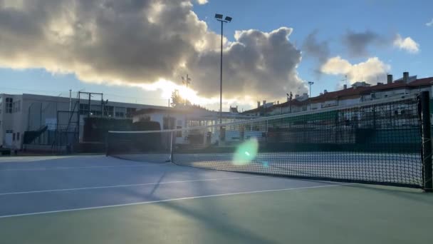 산에서 시간에 태양의 구름의 움직임 자연의 구성입니다 테니스 코트에서 바라본 — 비디오