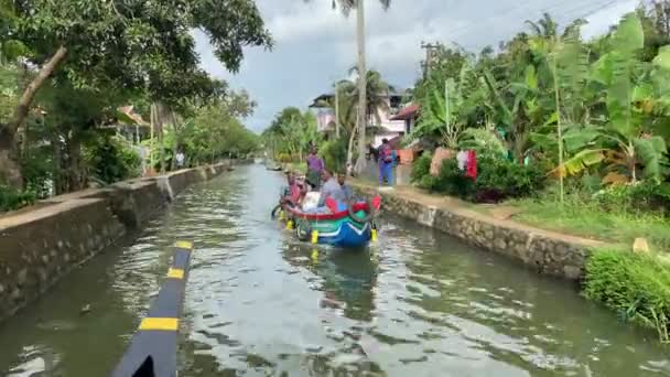 喀拉拉拉邦Kumarakom农村运河 印度当地人驾船驶向机动化的无赖 — 图库视频影像