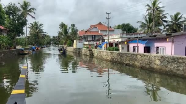 独木舟驶过印度喀拉拉拉邦库马拉康姆住宅区的运河 — 图库视频影像