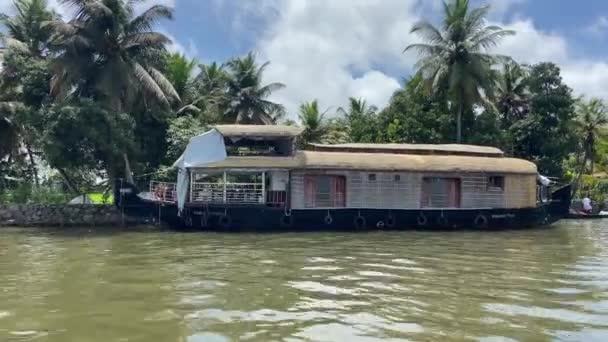 Πλωτό Σπίτι Αγκυροβολημένο Τροπικές Όχθες Του Ποταμού Kumarakom Στην Κεράλα — Αρχείο Βίντεο