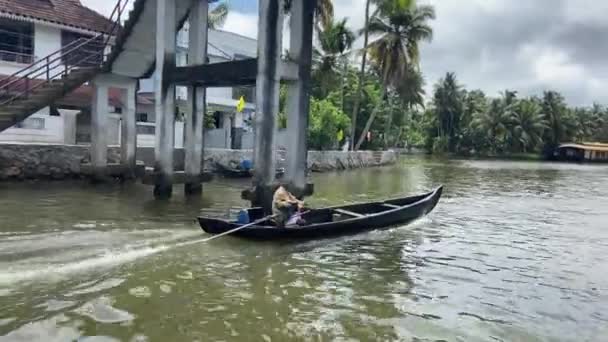 Viejo Barco Vela Cola Larga Río Kumarakom Canal Agua Kerala — Vídeo de stock