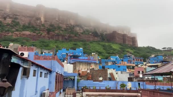 Mehrangarh Fort Ramparts Coperto Dalla Nebbia Dietro Case Blu Iconiche — Video Stock