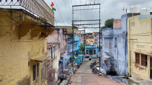 インド ジョードプルの老朽化したビル街で自動二輪車が走行 — ストック動画
