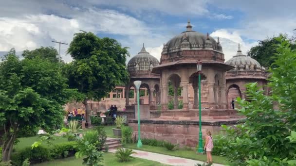 Touristen Besuchen Die Ruinen Des Mandore Garden Tempels Jodhpur Indien — Stockvideo