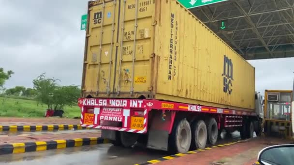 Conductor Pov Pasando Camión Carga Punto Control Peaje Carretera India — Vídeo de stock