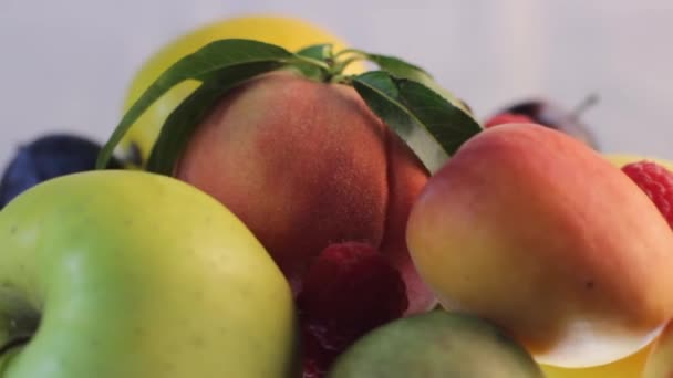 Υγιή Πολύχρωμο Εποχιακά Φρούτα Κλώση Στο Τραπέζι Κοντινό Πλάνο — Αρχείο Βίντεο