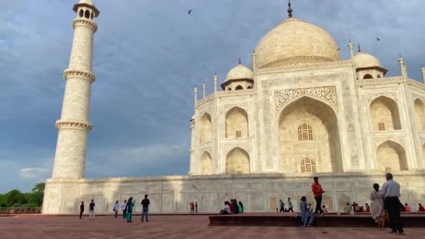 인도의 타지마할 화이트 기념비를 관광객들 — 비디오