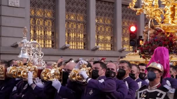 在西班牙马德里举行的 Quot 耶稣受难日 Quot 庆祝活动期间 宗教游行人员手持金色的花环在耶稣受难节游行 — 图库视频影像