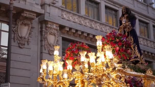 荷莉周游行 耶稣的金色飘浮在纳萨雷特周围 周围点着发光的灯笼和红色的花朵 耶稣基督紫袍 带有金色装饰和荆棘冠冕 西班牙马德里 — 图库视频影像