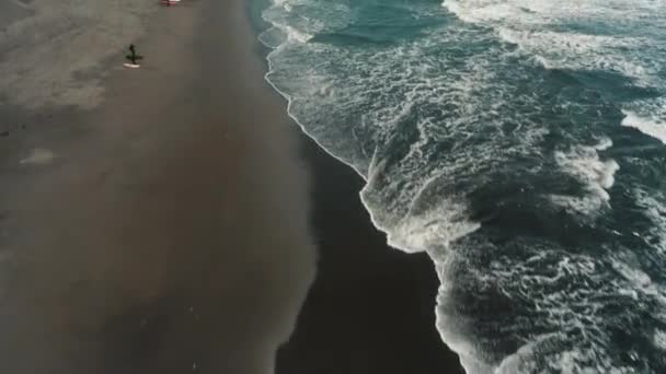 Surfaři Pobřeží Paredon Beach Surf Destination Guatemala Výstřel Vzdušného Dronu — Stock video