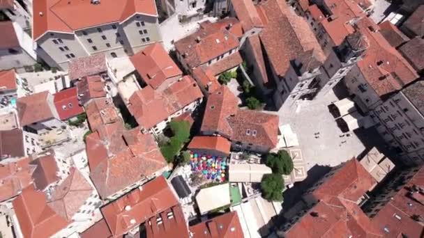 鳥の目コトル旧市街の空中ビュー モンテネグロ 要塞の古い建物の屋上 人気の観光地 高角度ドローンショット — ストック動画