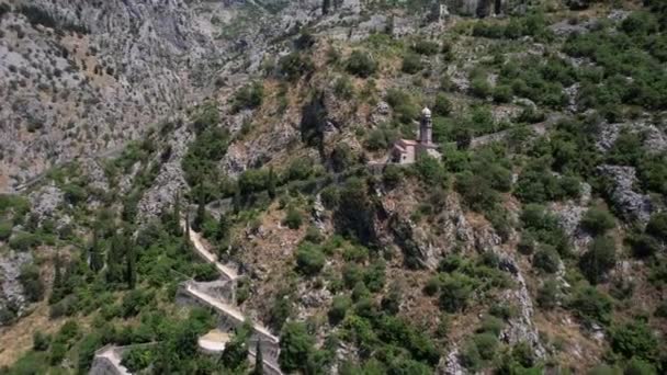 黑山科托尔老城上方山上的补救圣母教堂 Drone Aerial View — 图库视频影像