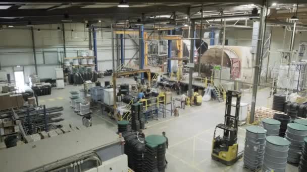 Люди Работающие Заводе Производству Ротационного Промышленного Литья — стоковое видео
