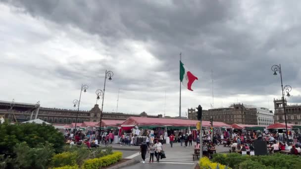 メキシコの国旗のスローモーションは日没時に背景のザカロの全景を振っています — ストック動画