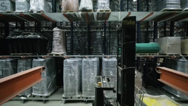Vork Lift Operator Load Stock Een Industriële Distributie Magazijn — Stockvideo