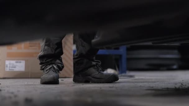 産業用クレーンで鋼を下げる労働者 安全ブーツの閉鎖 — ストック動画