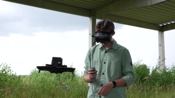 Fpv Drone Előtt Fiatal Férfi Pilóta Szemüveggel Headset Mozgás Távirányító — Stock videók