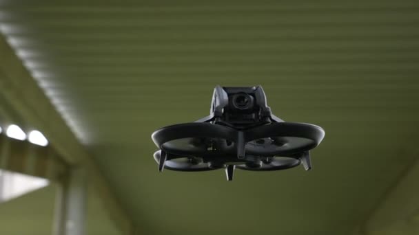 Крупный План Fpv Quadcopter Drone Hovering Spinning — стоковое видео