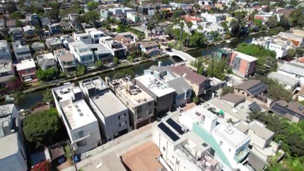 Vista Aérea Voando Através Casas Bairro Ensolaradas Cênicas Califórnia Canais — Vídeo de Stock