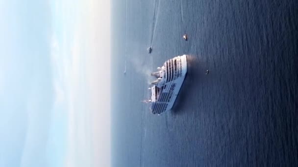 Vertical Shot Cruise Ship Sailboats Poblíž Dubrovníku Chorvatsku Letecký Záběr — Stock video