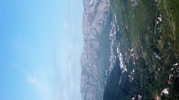 クロアチアのドゥブロヴニク市からロッキー山脈の垂直ショット — ストック動画