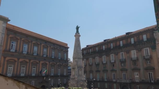 ナポリ イタリアの街の歴史的中心部のObelisco San Domenicoの眺め — ストック動画