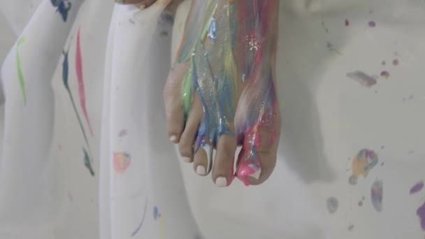 Закрыть Ноги Ноги Женщины Покрытые Свежей Красочной Краской Всему Телу — стоковое видео