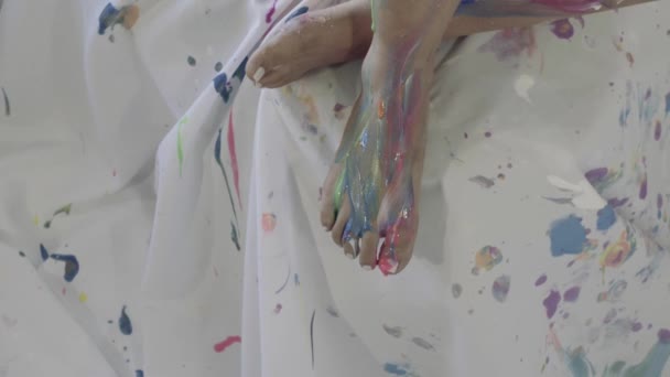 Close Shot Female Legs Covered Colored Paint Top White Sheets — Stock Video