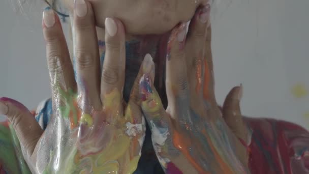 Las Manos Mujer Bajando Cuello Mezclando Pintura Fresca Colorida Sobre — Vídeo de stock