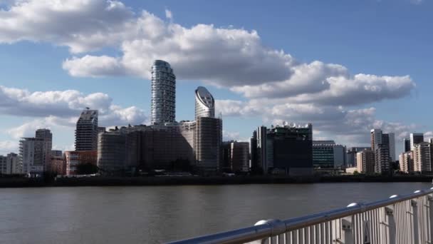 Panning Londra Thames Nehri Waterfront Modern Gökdelenleri Bulutlu Mavi Gökyüzünü — Stok video
