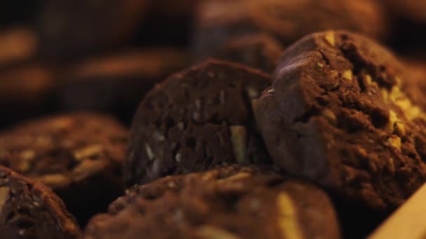 Kekse Mit Schokoladenstücken Und Nüssen Auf Holztisch Nahaufnahme Makroaufnahme — Stockvideo
