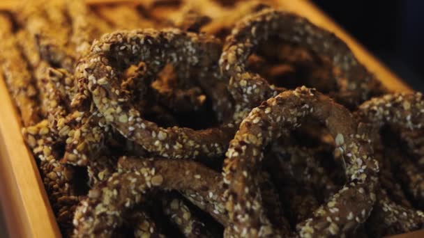 種子と茶色の粒状の小麦粉と塩味のプレッツェルスナックパンをリング — ストック動画