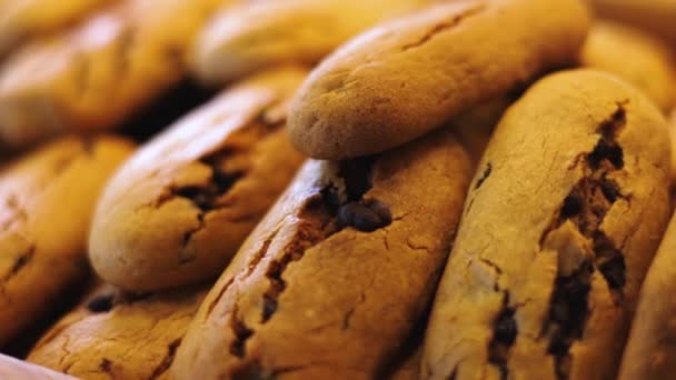 Biscoitos Deliciosos Assados Pastelaria Lanches Dourados Com Chips Chocolate — Vídeo de Stock