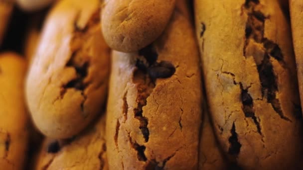 烤金黄色饼干的宏观镜头 在糕点烤箱里放巧克力片 — 图库视频影像