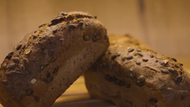 Čerstvě Upečený Chléb Zlatou Barvou Pokrytý Lahodnými Semínky — Stock video