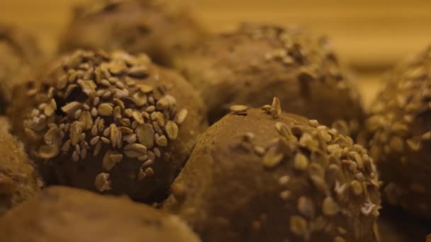 Pečené Chlebové Buchty Celou Moukou Pokrývající Slunečnice Pšeničná Semena — Stock video
