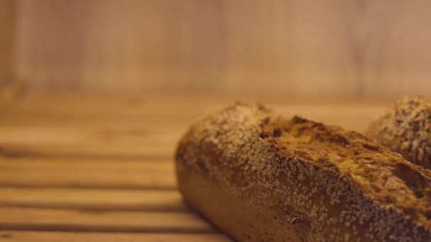 用全麦面粉和芝麻种子在烤箱里烤面包 — 图库视频影像