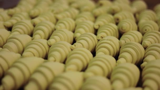 Croissants Alineados Una Gran Bandeja Para Hornear Lista Para Entrar — Vídeos de Stock