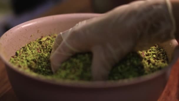 糕点师的手拿着一定数量的种子准备面包 — 图库视频影像
