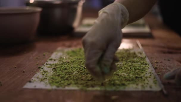 糕点厨师用菜谱中的配料填饱糕点 准备烘焙 — 图库视频影像