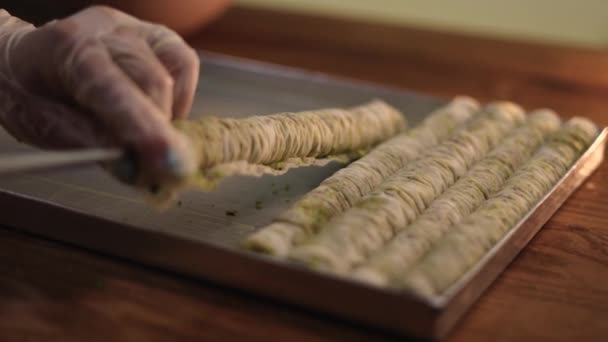 Rolos Vara Sobremesa Uma Fileira Preparada Para Assar Pastelaria Tiro — Vídeo de Stock