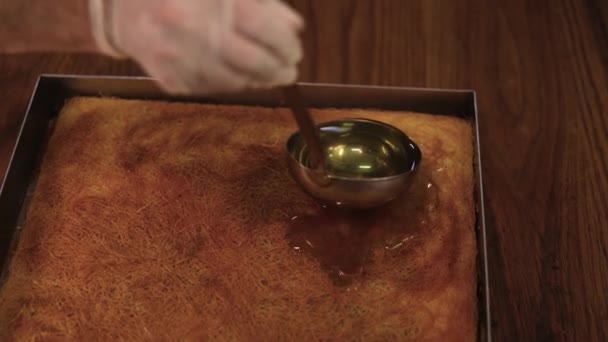 Chef Pastelaria Derramando Xarope Sobre Panela Sobremesa Com Colher Cozinha — Vídeo de Stock