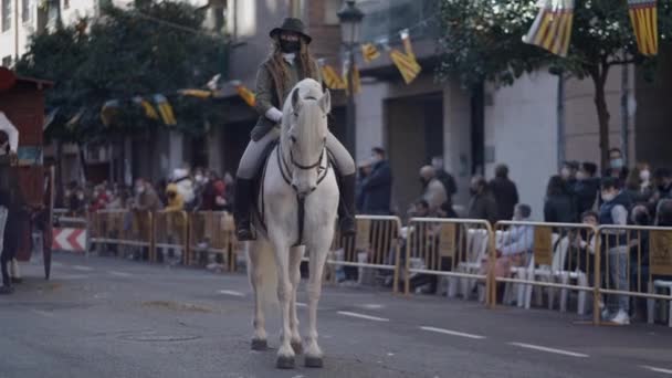 Жіночий Вершник Коні Вулиці Під Час Фестивалю Сан Антоніо Абад — стокове відео