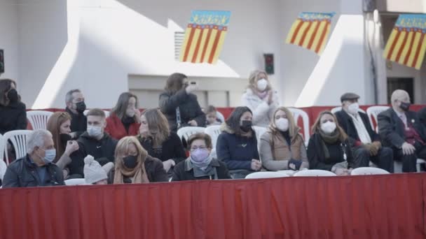 在西班牙瓦伦西亚的Covid 19大流行病期间 圣安东尼奥阿巴德节庆祝活动期间 面对面具的人们坐在椅子上 — 图库视频影像