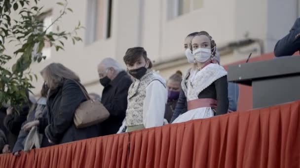 Tonåringar Traditionella Kostymer Som Klappar Händerna Sant Antoni Festivalen Valencia — Stockvideo