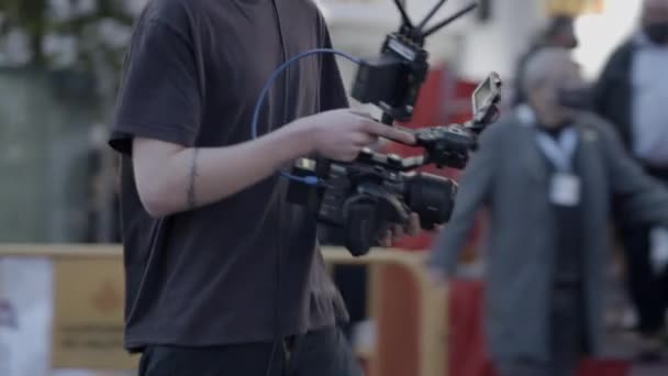 Ung Man Håller Professionell Kamera Skjuta Människor Gatan Firandet Sant — Stockvideo